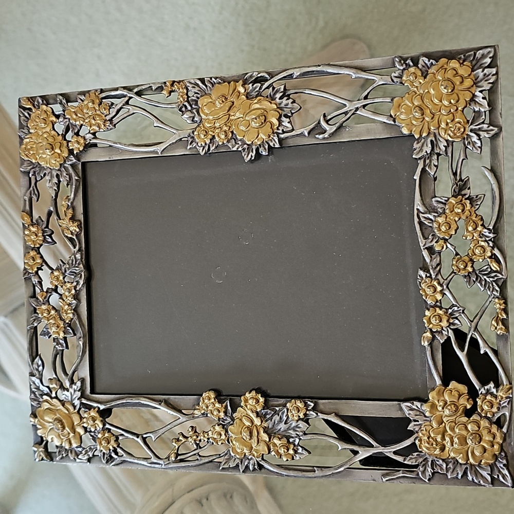 Beautiful Vintage Metal Flowers Picture Frame - Picture 6 of 6